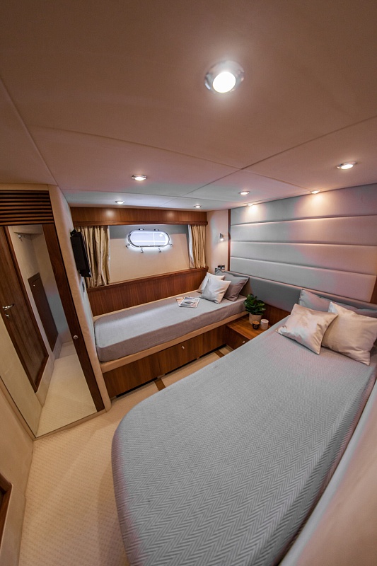 Аренда моторной яхты Sunseeker 70 в Москве - гостевая каюта